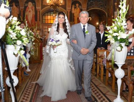 Mihai Bar şi-a măritat fata: Mihaela şi-a oficiat joi seară cununia civilă şi cea religioasă (FOTO)